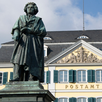 Vor einem alten Postamt steht eine Statue von Beethoven.
