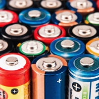 Viele verschiedene Batterien stehen aufrecht nebeneinander und wurden von schräg oben fotografiert.